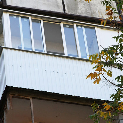 Белый балкон
